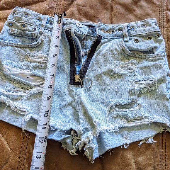 ZARA DISTRESSED CUTOFFS SZ 34" - Picture 2 of 6